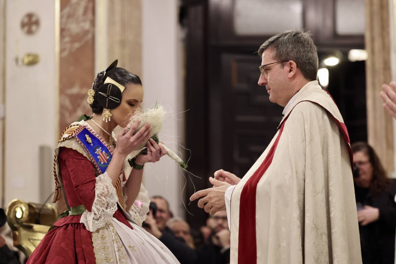 La visita de las falleras mayores de Valencia a la Basílica de Valencia