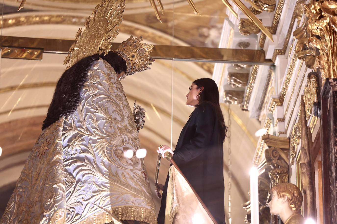 La visita de las falleras mayores de Valencia a la Basílica de Valencia