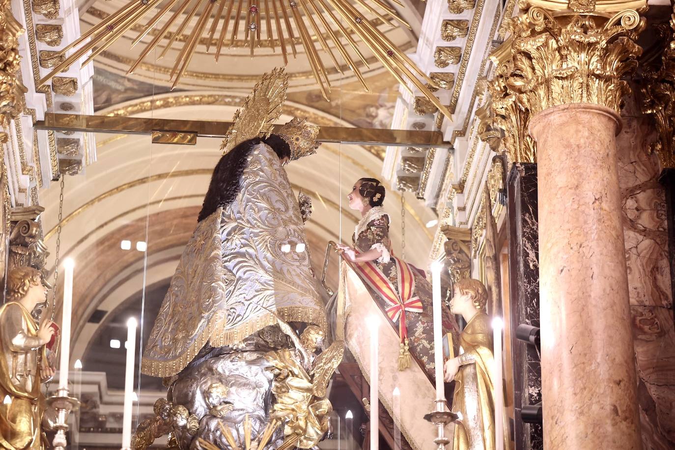 La visita de las falleras mayores de Valencia a la Basílica de Valencia