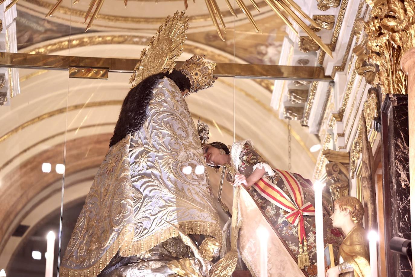 La visita de las falleras mayores de Valencia a la Basílica de Valencia