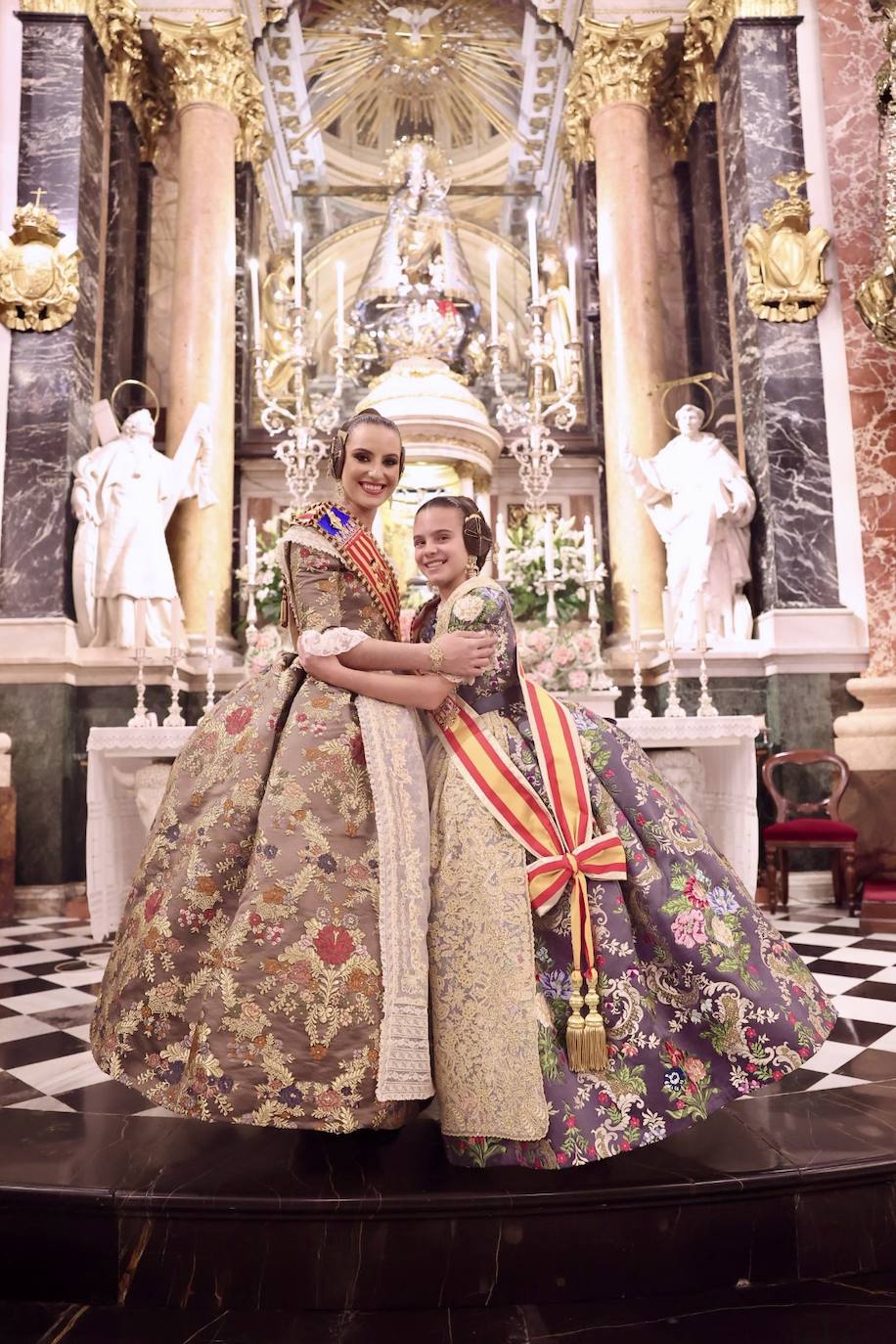 La visita de las falleras mayores de Valencia a la Basílica de Valencia