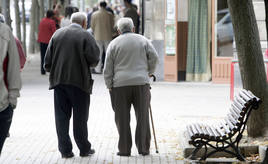 Dos pensionistas paseando