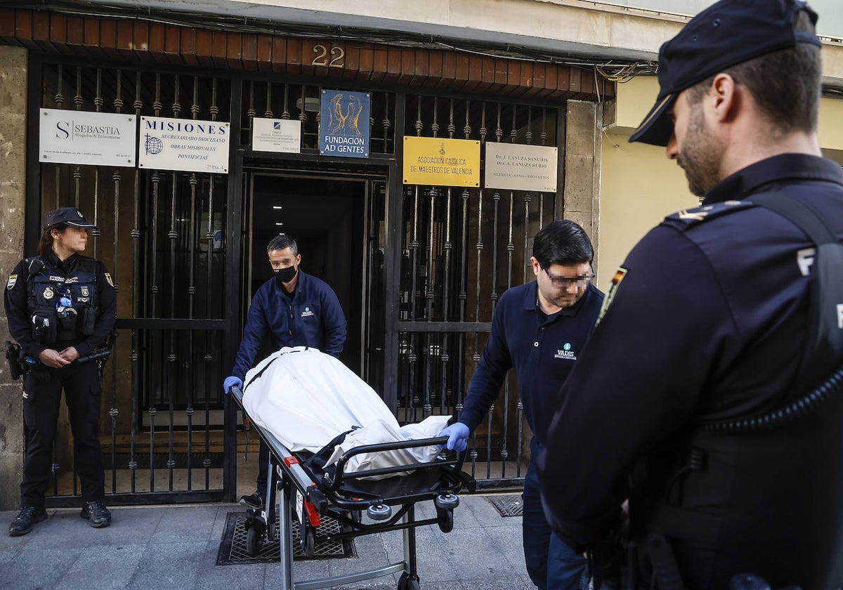 La Policía en el momento del levantamiento del cadáver.