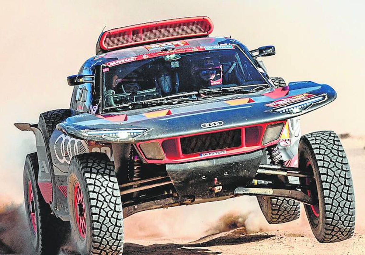 Sainz, en el Audi con el que ha ganado el Dakar 2024 en Arabia.