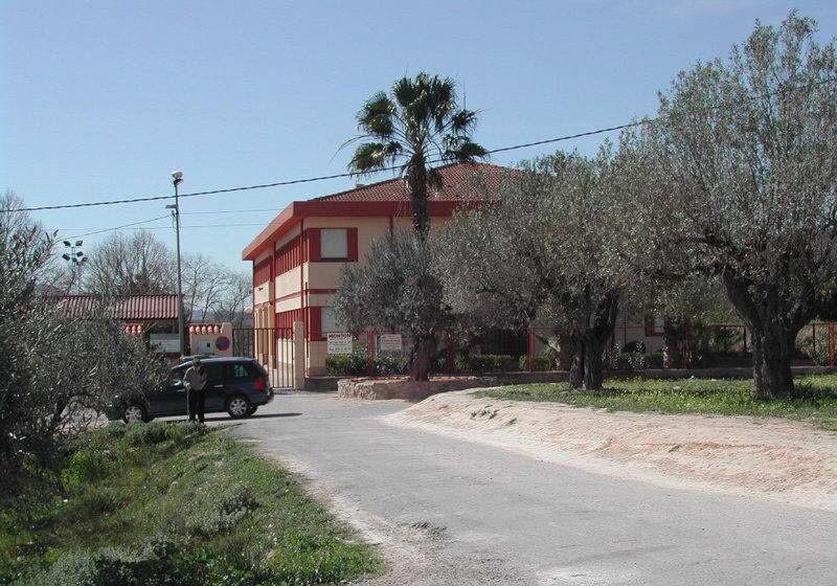 Entrada al colegio de Montesa, donde robaron la pasada semana.