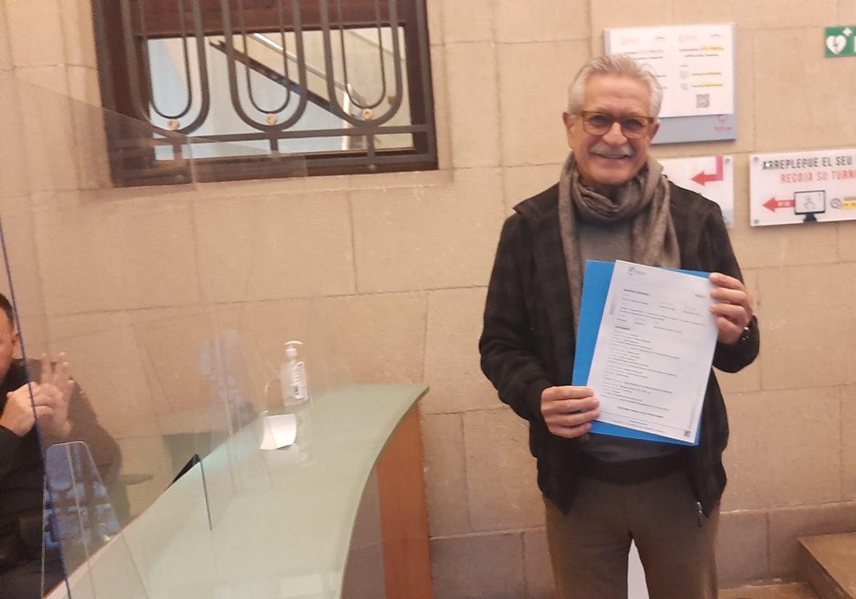 Eduardo Cuñat, presidente de la Plataforma, en el momento de la presentación de la moción.