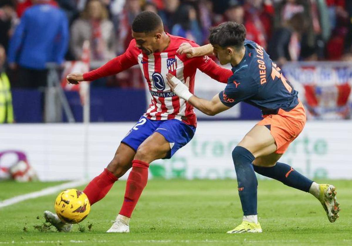 Diego López y Lino en una acción del Atlético-Valencia.