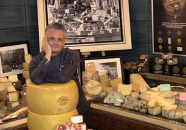 José Manuel Manglano, en su puesto del Mercado de Colón rodeado de quesos.