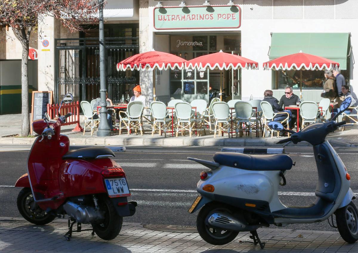 Imagen secundaria 1 - Arriba, el kiosko La Pérgola, uno de los locales más tradicionales para almorzar en el barrio. Abajo, Ultramarinos Pope y una hamburguesa de Hundred, dos de los negocios de moda en Exposición.