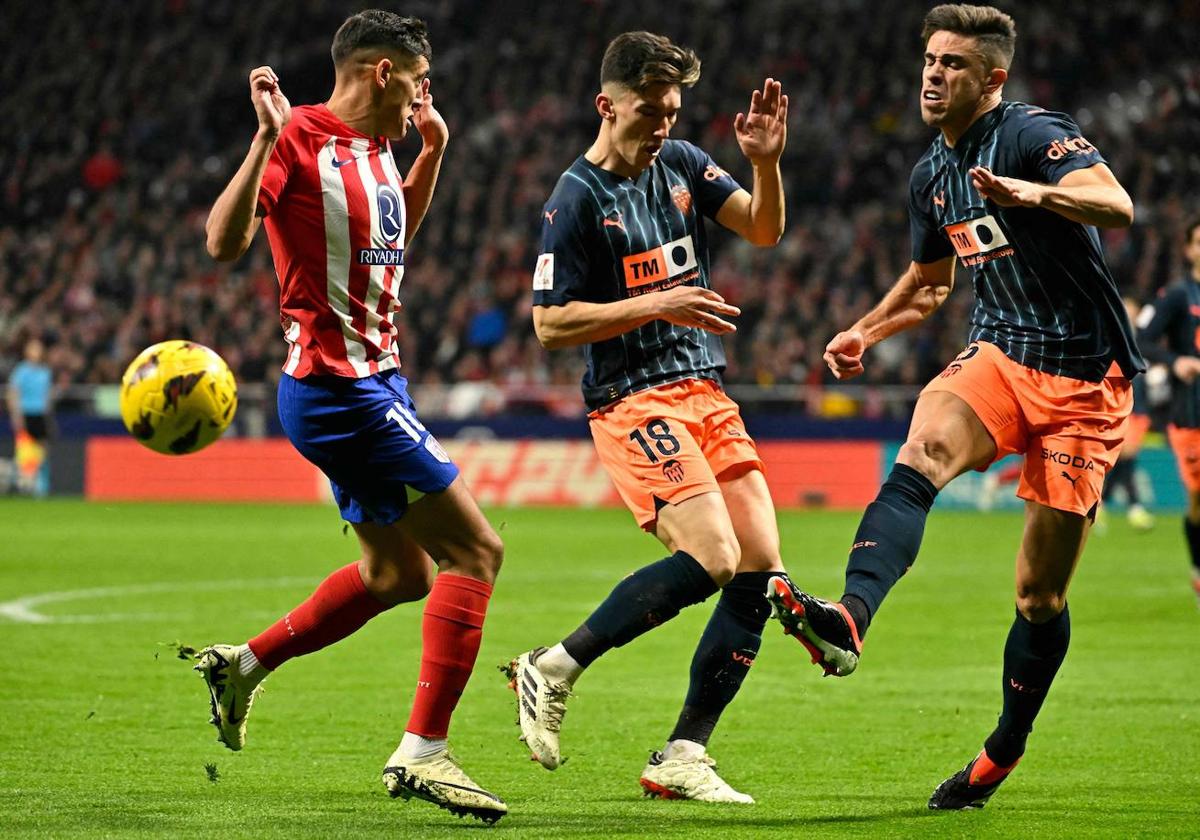 Gabriel Paulista (derecha), en su último partido con el Valencia.