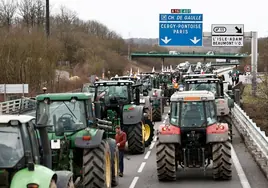 Agricultores franceses bloquean con sus tractores una carretera.