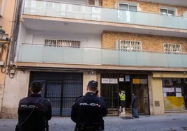 Varios policías junto al edificio donde vivía la víctima.