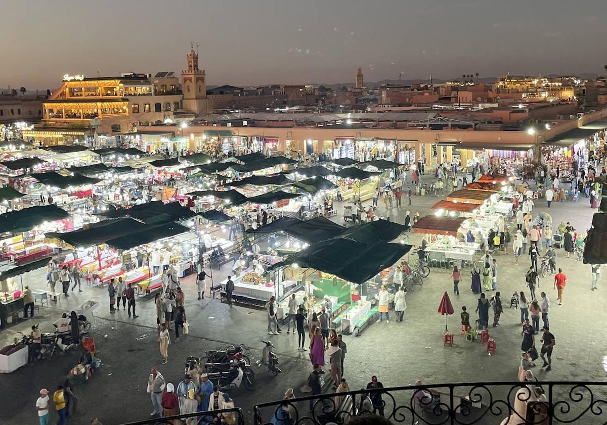 Imagen principal - Vista nocturna de la plaza plaza Jemma el-Fna. Abajo, tejidos recién teñidos en el zoco de los tintoreros y a la izquierda, los jardines de Majorelle cumplieron 75 años en el año 2022.