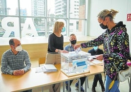 Consulta sobre la jornada continua en un colegio de Valencia, en 2022.