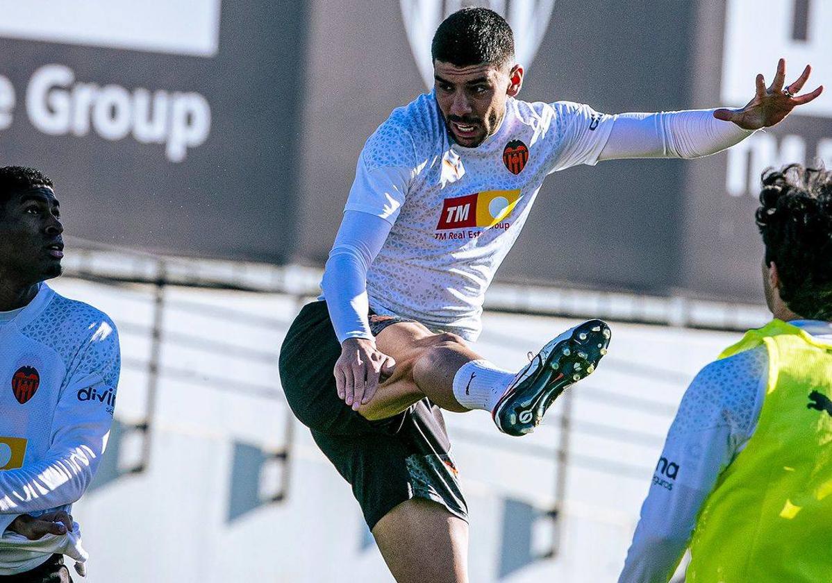 Cenk Ozkacar, en un entrenamiento con el Valencia.