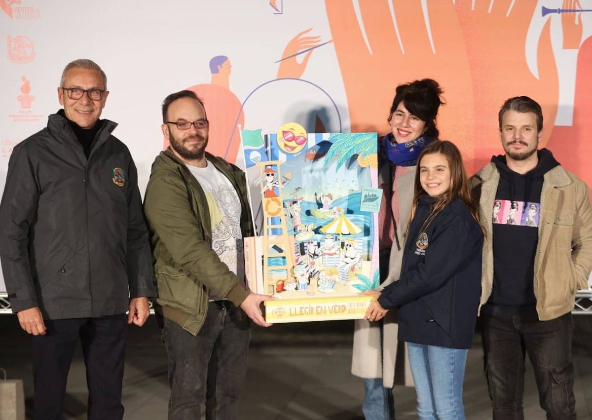 Imagen secundaria 1 - Posado de María estela Arlandis y Marina García ,junto al concejal Santiago Ballester y los artistas de las fallas municipales y la fallera mayor de Valencia 2024, llevando la figura.