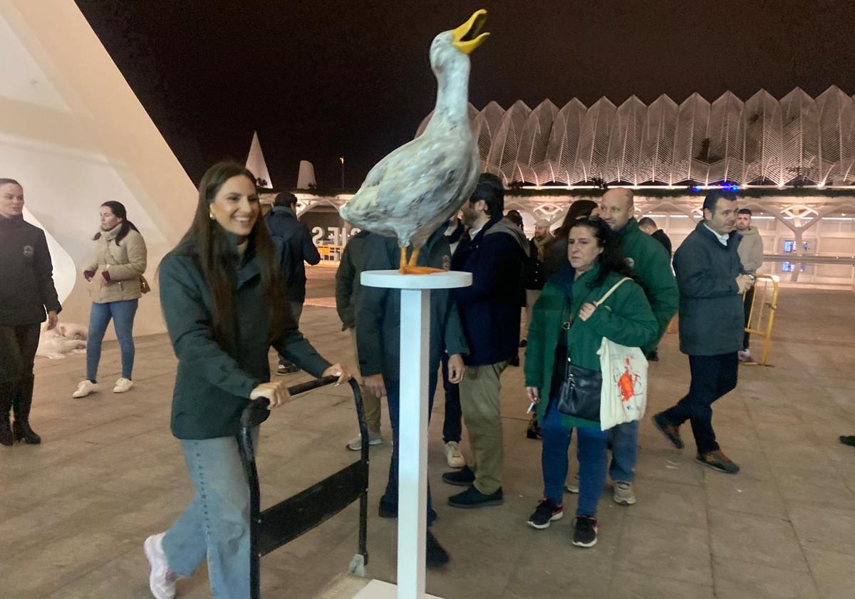 Imagen principal - María Estela Arlandis, fallera mayor de Valencia, a su entrada a la Exposición con la figura municipal | La figura infantil municipal, un libro pop up que recuerda las bondades de las playas de valencia.