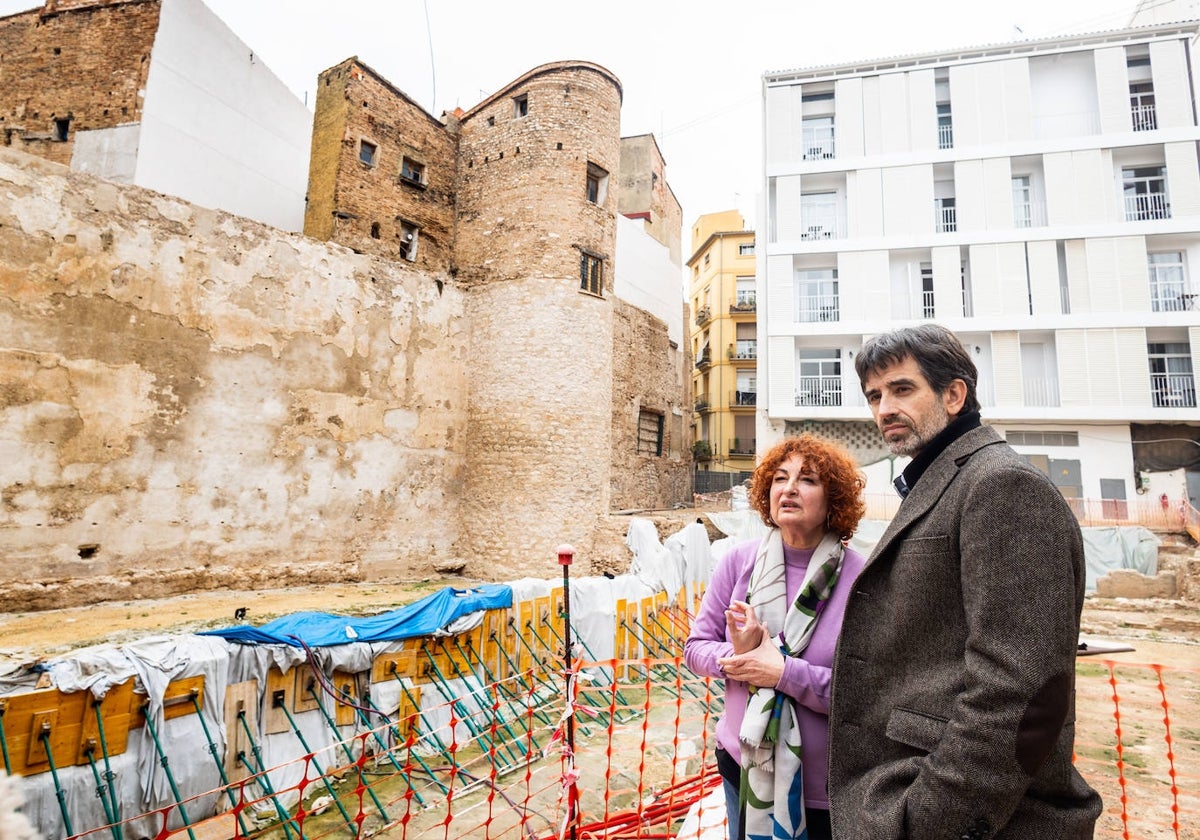 El concejal de Acción Cultural y Patrimonio, José Luis Moreno, y la jefa del Servicio de Arqueología Municipal, Pepa Pascual, en la visita de obras a la muralla islámica de la plaza del Ángel.