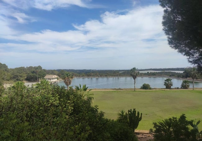 Parte del campo de golf y un embalse en la vivienda de San Miguel de Salinas, la mansión más cara de la Comunitat.