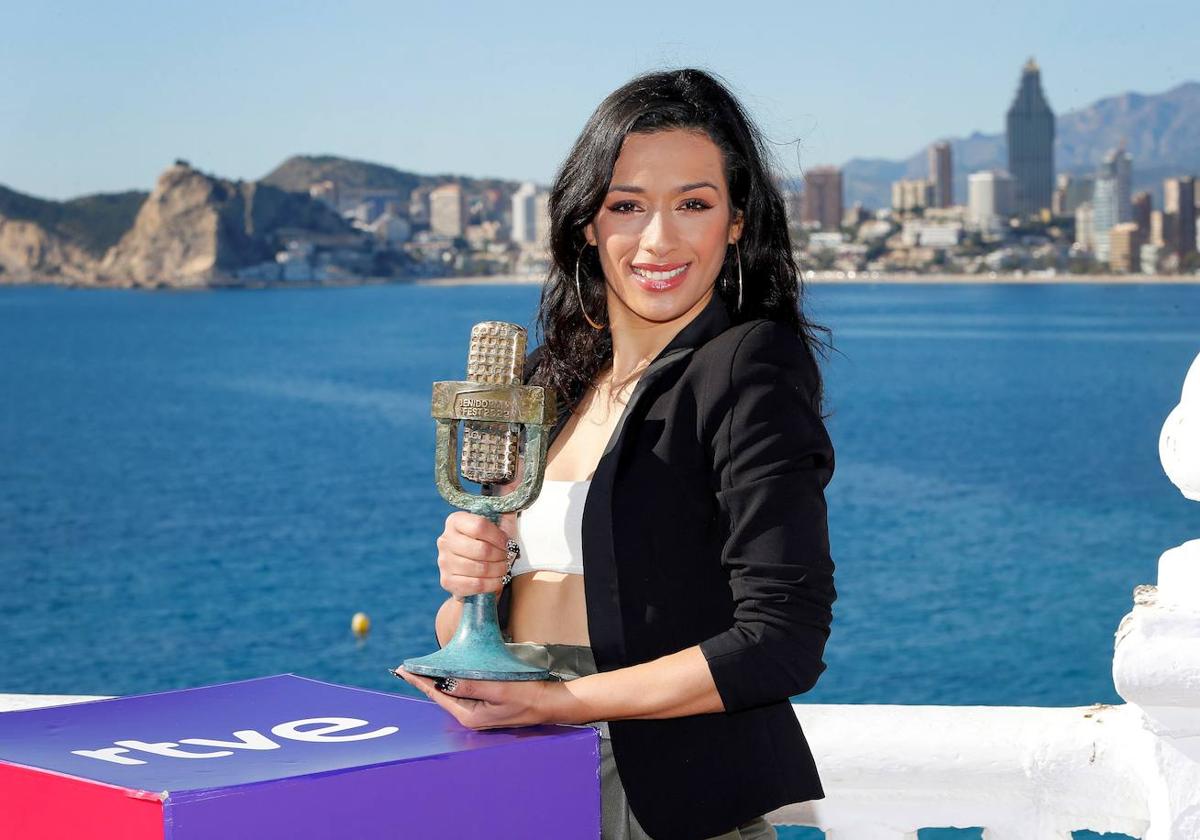 La cantante Chanel posa con el 'Micrófono de bronce' tras ganar el Benidorm Fest en 2022.