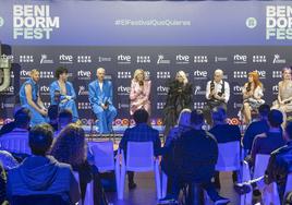 María Eizaguirre, en el centro, con los primeros finalistas.