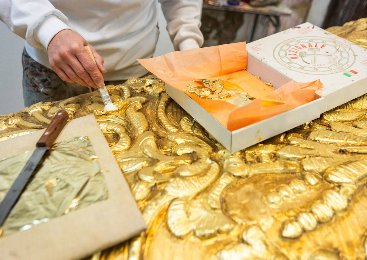 Imagen secundaria 1 - Proceso de restauración y aplicación del pan de oro.