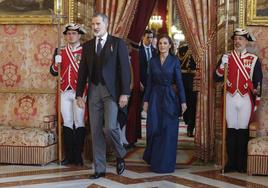 El percance de la reina Letizia con su pulsera de diamantes y zafiros en plena recepción