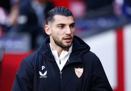 Rafa Mir seguirá defendiendo el escudo del Sevilla.