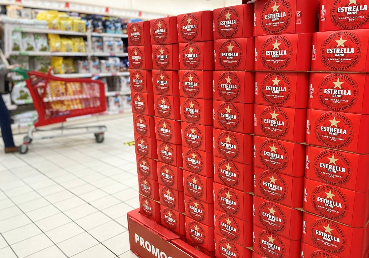 Productos de Estrella Damm en un supermercado.