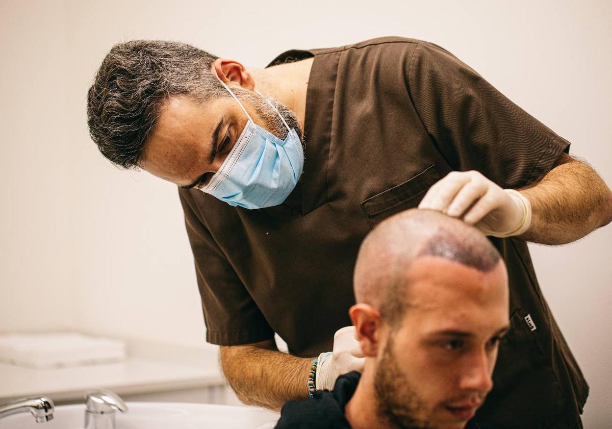 Imagen principal - Doctor De Felipe, especialista en injertos capilares. Abajo, las maquilladoras Kuki Giménez y Marta Gil.