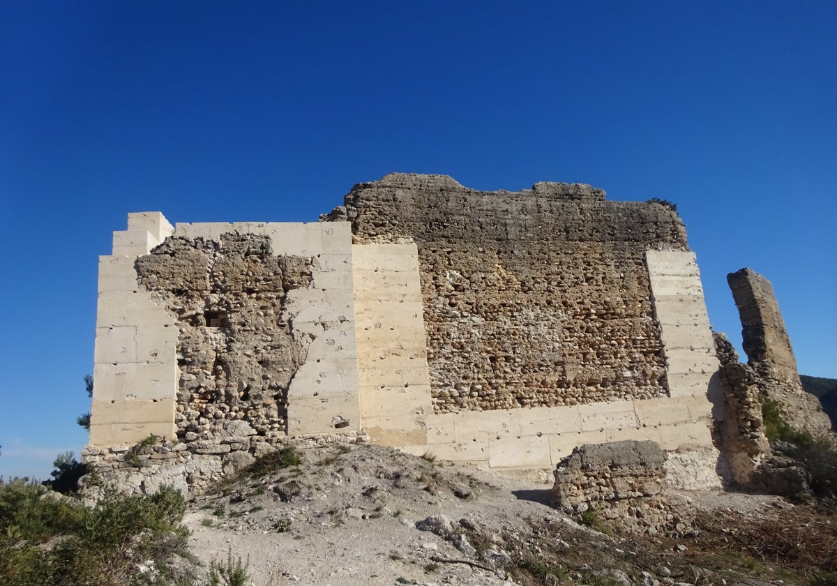 Lienzo de muralla del Castell de Vallada restaurado en  la campaña anterior.