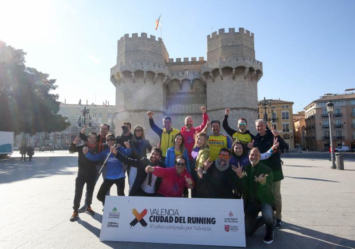 Imagen principal - La celebración tuvo su epicentro frente a las Torres de Serranos.