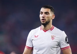 Rafa Mir, en un partido con el Sevilla.