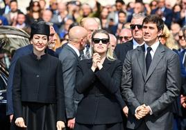 Los hijos de Berlusconi (Barbara, Eleonora y Luigi) durante su entierro.
