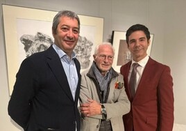 El vicepresidente Vicente Barrera, con el artista Vicente Colom y el director del Bellas Artes, Pablo González Tornel.