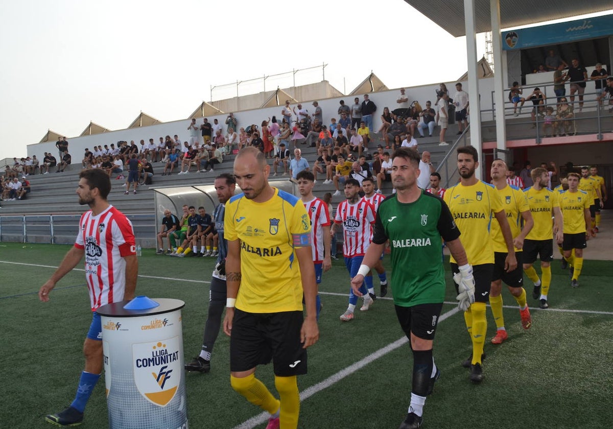 Jugadores del Dénia y el Jávea en el choque disputado en Xàbia