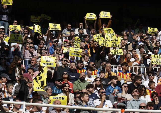 La afición del Valencia muestra carteles en contra de Peter Lim.