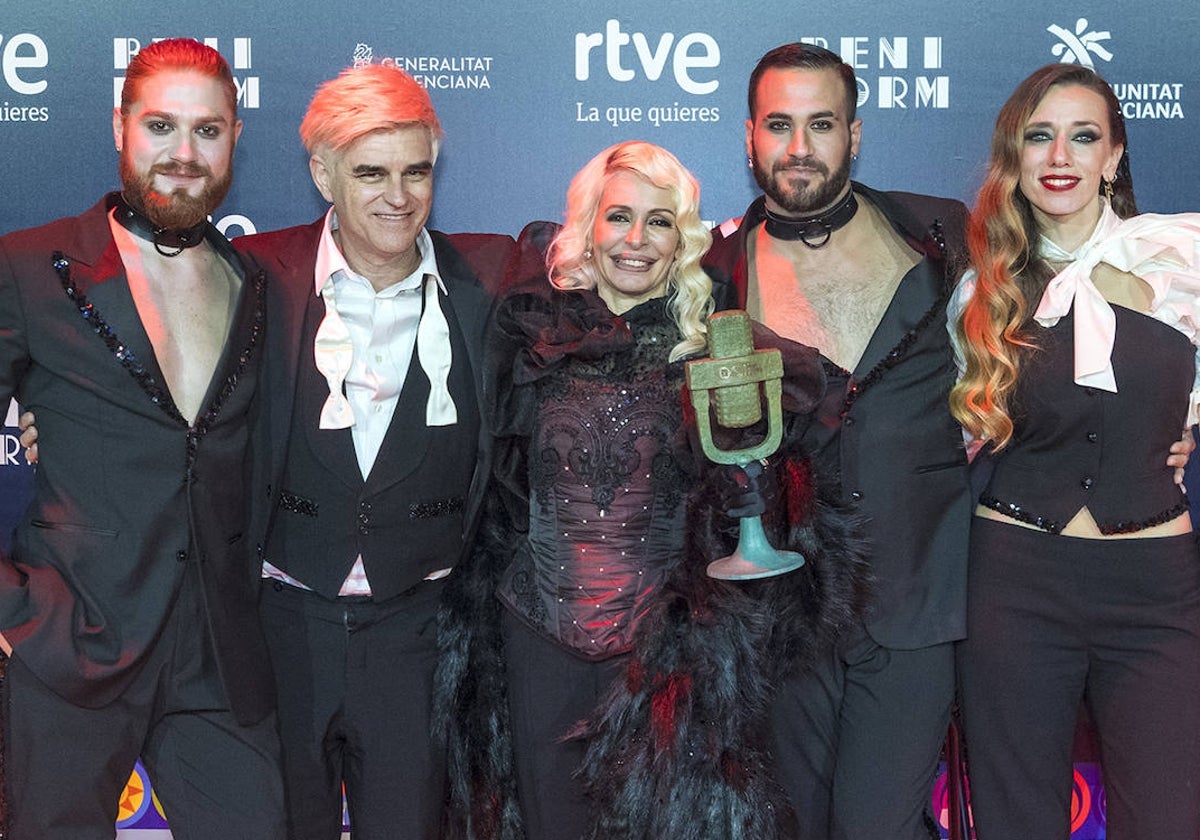 Los valencianos de Nebulossa, con su equipo y el micrófono de bronce que les acredita como vencedores del Benidorm Fest.