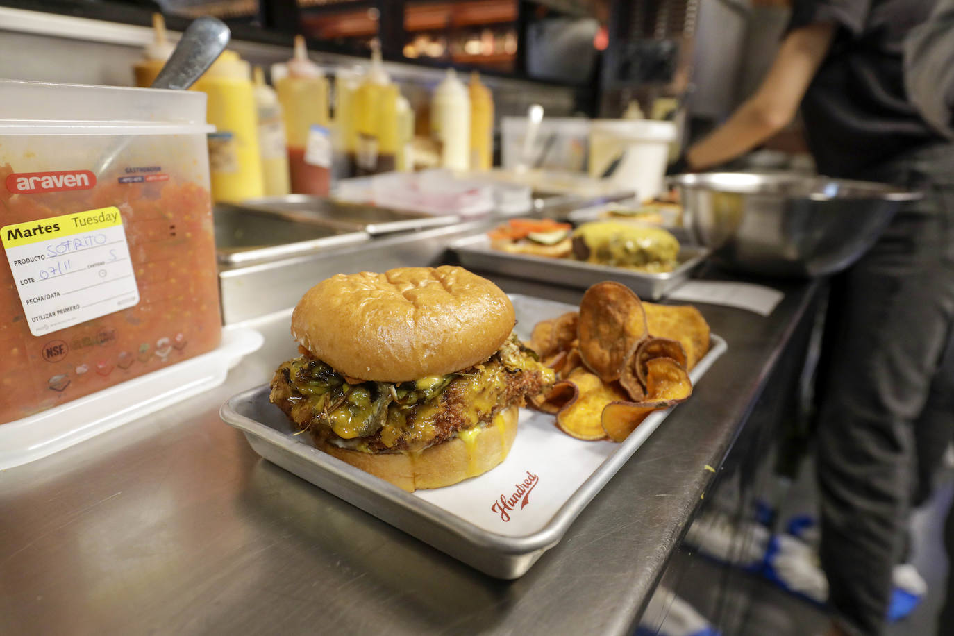 Hamburguesa de Hundred, uno de los locales más concurridos del barrio.