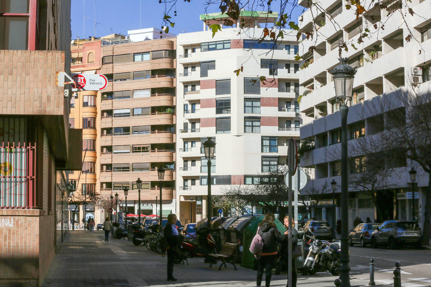 Edificios en la confluencia de Amadeo de Saboya y Armando Palacio Valdés, donde el sol de mediodía se hace notar en invierno.