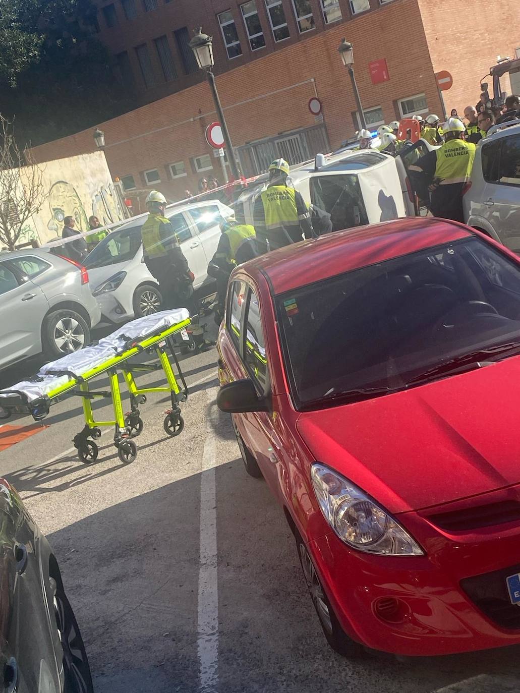 Una mujer resulta herida al perder el control de su coche y chocar contra dos vehículos en Valencia