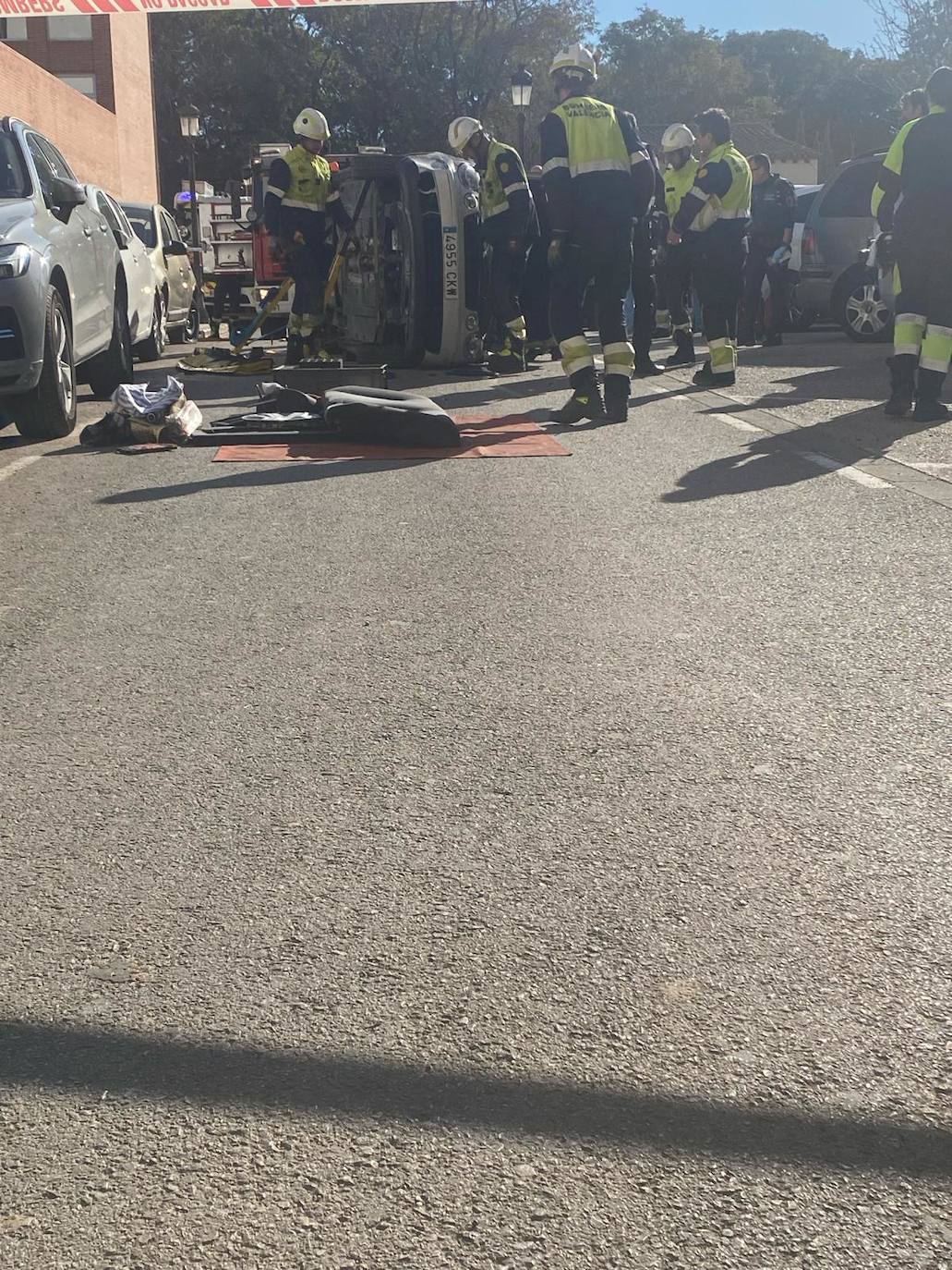 Una mujer resulta herida al perder el control de su coche y chocar contra dos vehículos en Valencia