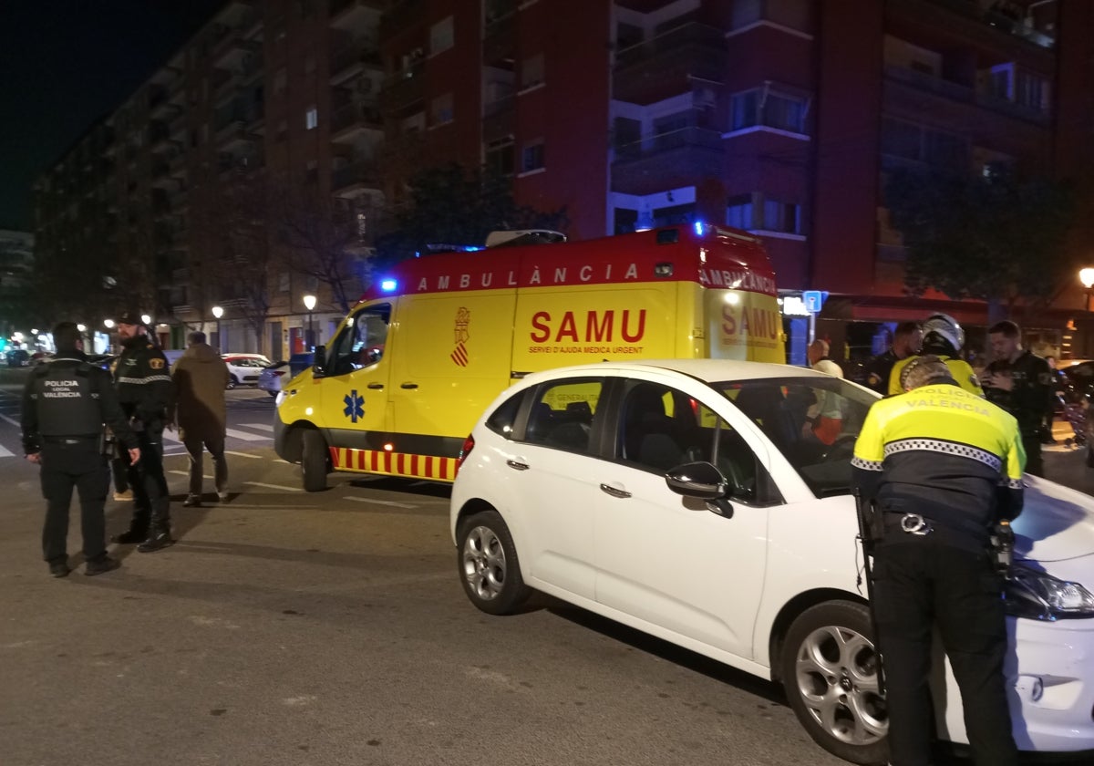 Varios policías locales junto al coche que ha atropellado al joven.