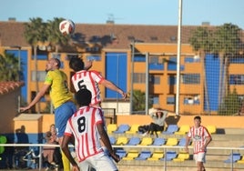 Panucci y Caturla pugnando por el esférico.