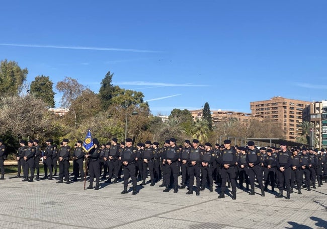 Agentes de la unidad antibotellón, en el barrio de Ayora.