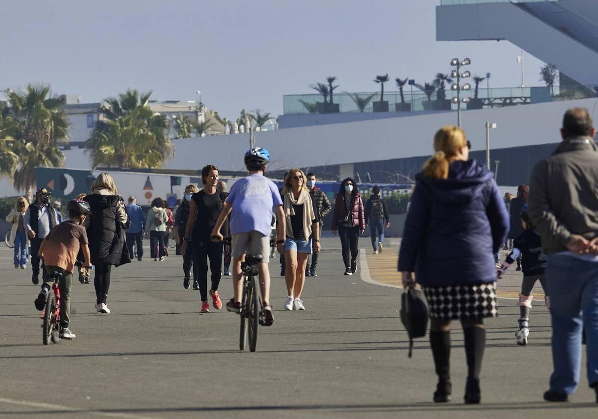 Varias personas pasean por La Marina de Valencia, imagen de archivo.