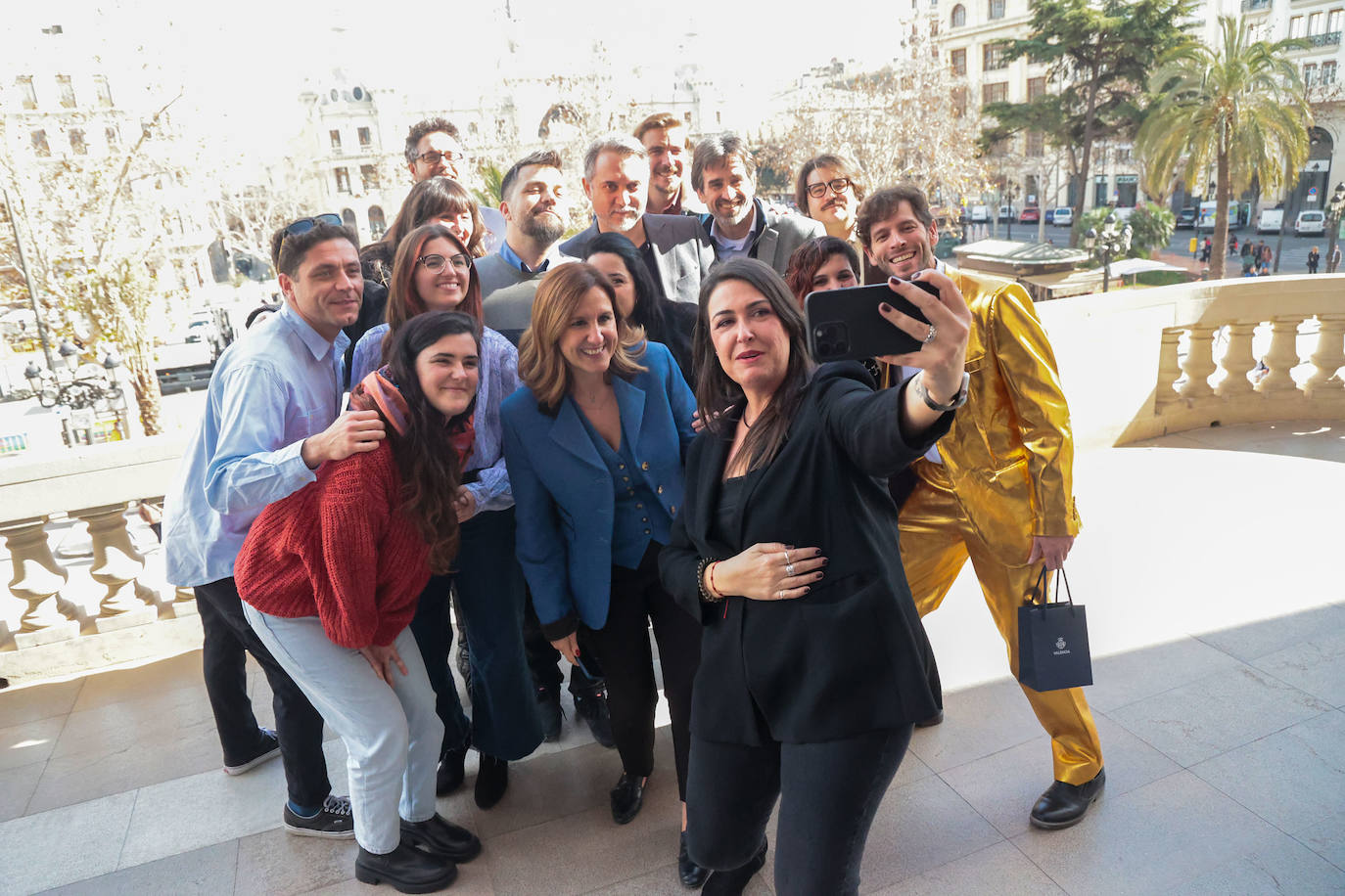 Selfi de la alcaldesa de Valencia, el concejal José Luis Moreno y los nominados valencianos a los Premios Goya, que se entregan el sábado 10 de febrero en Valladolid.