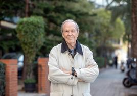 Rafael Tamarit, en el barrio donde vive, junto al cauce del río.