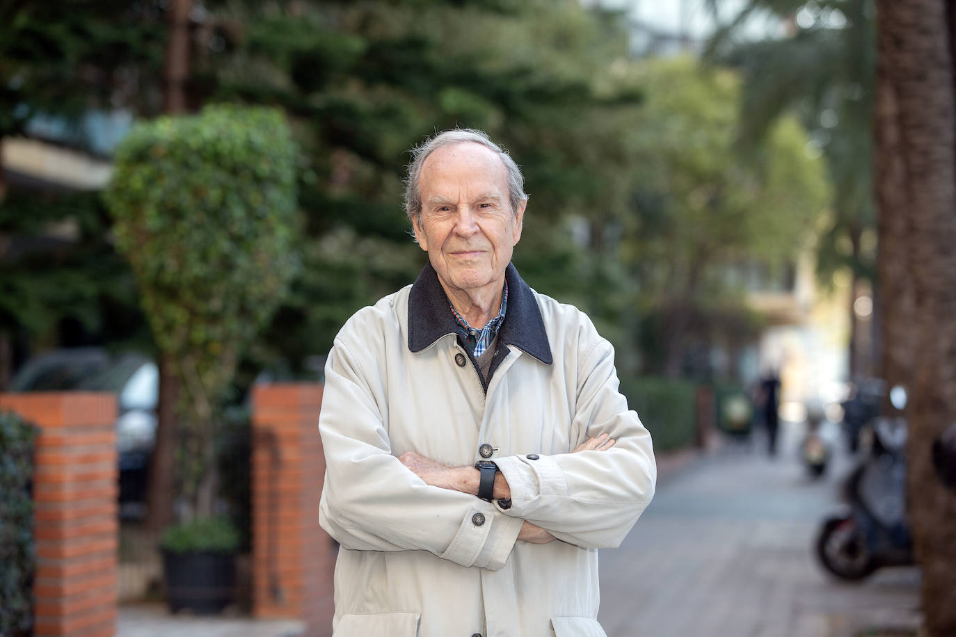 Rafael Tamarit, en el barrio donde vive, junto al cauce del río.