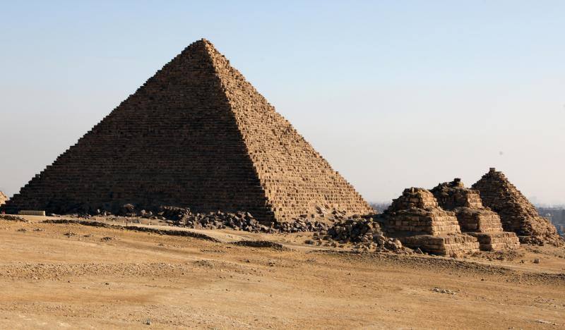 Polémica restauración de la pirámide egipcia de Menkaure